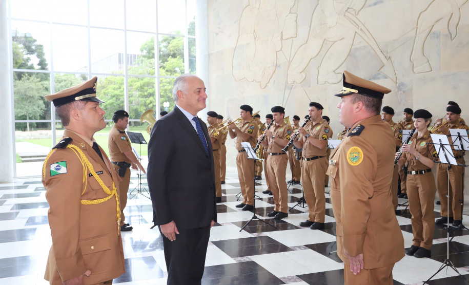O vice-governador, Darci Piana recebeu a visita do Embaixador Extraordinário e Plenipotenciário da República Italiana no Brasil, Antonio Bernardini. Presentes: sub-secretário do Ministério das Relações Exteriores e Cooperação Internacional e senador, Ricardo Antonio Merlo; cônsul-Geral da República Italiana em Curitiba, Raffaelle Festa; entre outros.Curitiba, 12-11-19.Foto: Arnaldo Alves / AEN.