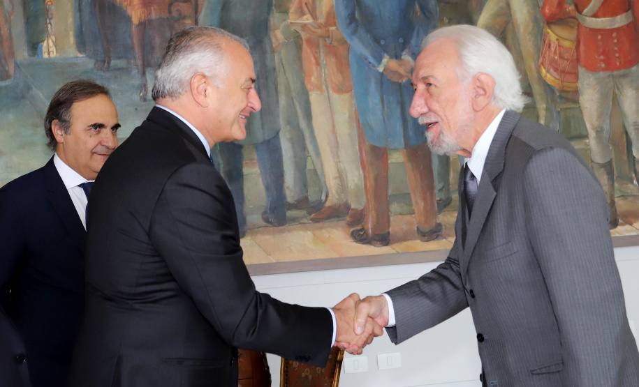 O vice-governador, Darci Piana recebeu a visita do Embaixador Extraordinário e Plenipotenciário da República Italiana no Brasil, Antonio Bernardini. Presentes: sub-secretário do Ministério das Relações Exteriores e Cooperação Internacional e senador, Ricardo Antonio Merlo; cônsul-Geral da República Italiana em Curitiba, Raffaelle Festa; entre outros.Curitiba, 12-11-19.Foto: Arnaldo Alves / AEN.