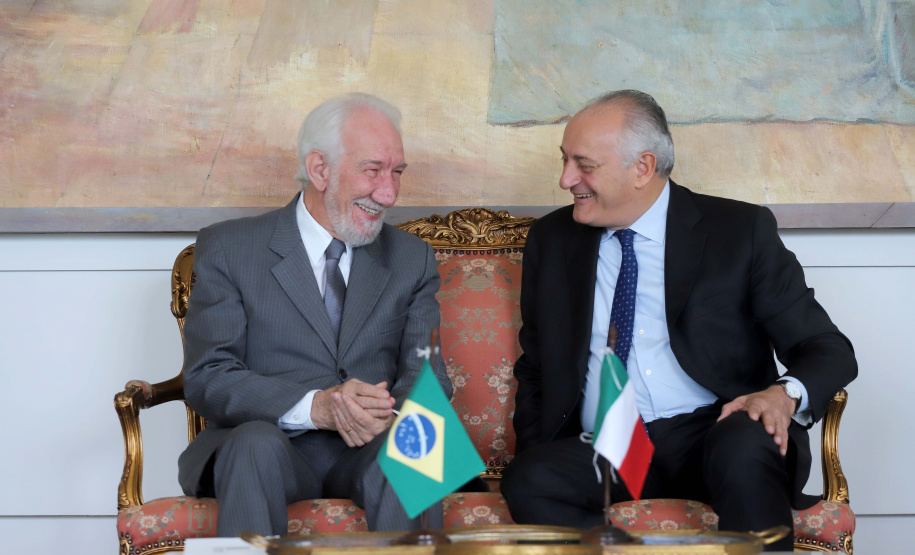 O vice-governador, Darci Piana recebeu a visita do Embaixador Extraordinário e Plenipotenciário da República Italiana no Brasil, Antonio Bernardini. Presentes: sub-secretário do Ministério das Relações Exteriores e Cooperação Internacional e senador, Ricardo Antonio Merlo; cônsul-Geral da República Italiana em Curitiba, Raffaelle Festa; entre outros.Curitiba, 12-11-19.Foto: Arnaldo Alves / AEN.