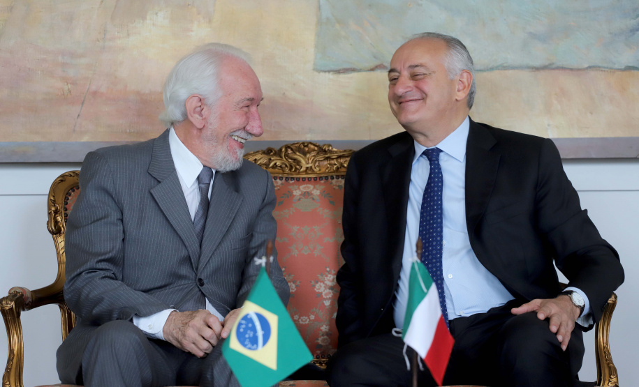 O vice-governador, Darci Piana recebeu a visita do Embaixador Extraordinário e Plenipotenciário da República Italiana no Brasil, Antonio Bernardini. Presentes: sub-secretário do Ministério das Relações Exteriores e Cooperação Internacional e senador, Ricardo Antonio Merlo; cônsul-Geral da República Italiana em Curitiba, Raffaelle Festa; entre outros.Curitiba, 12-11-19.Foto: Arnaldo Alves / AEN.