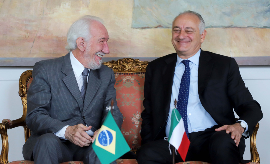 O vice-governador, Darci Piana recebeu a visita do Embaixador Extraordinário e Plenipotenciário da República Italiana no Brasil, Antonio Bernardini. Presentes: sub-secretário do Ministério das Relações Exteriores e Cooperação Internacional e senador, Ricardo Antonio Merlo; cônsul-Geral da República Italiana em Curitiba, Raffaelle Festa; entre outros.Curitiba, 12-11-19.Foto: Arnaldo Alves / AEN.