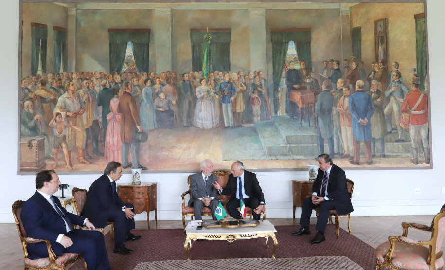 O vice-governador, Darci Piana recebeu a visita do Embaixador Extraordinário e Plenipotenciário da República Italiana no Brasil, Antonio Bernardini. Presentes: sub-secretário do Ministério das Relações Exteriores e Cooperação Internacional e senador, Ricardo Antonio Merlo; cônsul-Geral da República Italiana em Curitiba, Raffaelle Festa; entre outros.Curitiba, 12-11-19.Foto: Arnaldo Alves / AEN.