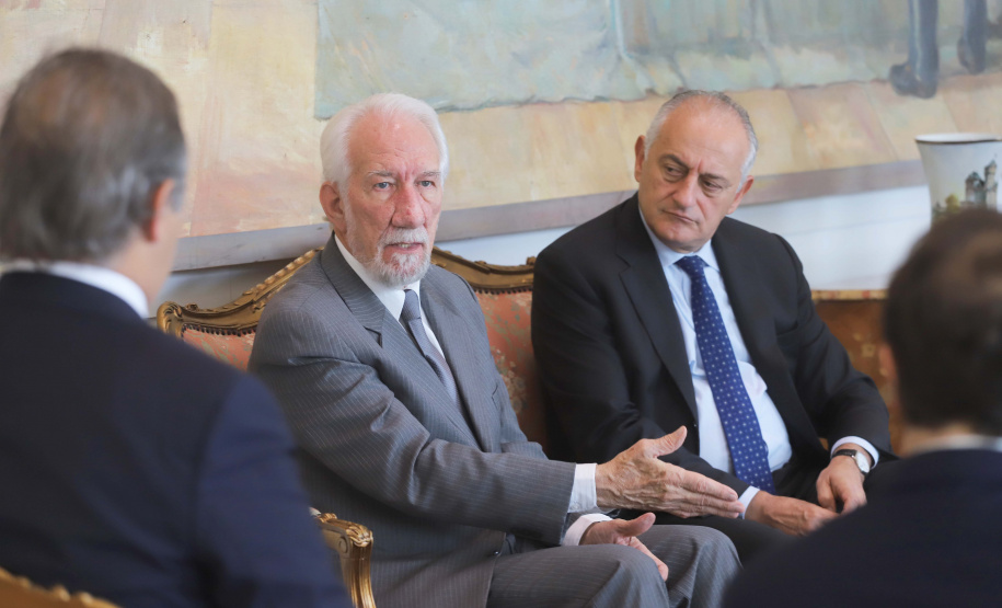 O vice-governador, Darci Piana recebeu a visita do Embaixador Extraordinário e Plenipotenciário da República Italiana no Brasil, Antonio Bernardini. Presentes: sub-secretário do Ministério das Relações Exteriores e Cooperação Internacional e senador, Ricardo Antonio Merlo; cônsul-Geral da República Italiana em Curitiba, Raffaelle Festa; entre outros.Curitiba, 12-11-19.Foto: Arnaldo Alves / AEN.