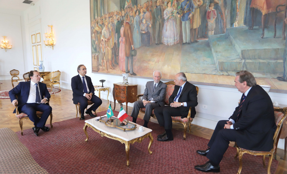 O vice-governador, Darci Piana recebeu a visita do Embaixador Extraordinário e Plenipotenciário da República Italiana no Brasil, Antonio Bernardini. Presentes: sub-secretário do Ministério das Relações Exteriores e Cooperação Internacional e senador, Ricardo Antonio Merlo; cônsul-Geral da República Italiana em Curitiba, Raffaelle Festa; entre outros.Curitiba, 12-11-19.Foto: Arnaldo Alves / AEN.