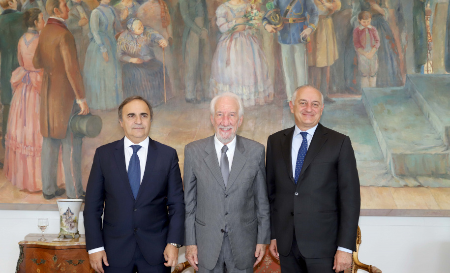 O vice-governador, Darci Piana recebeu a visita do Embaixador Extraordinário e Plenipotenciário da República Italiana no Brasil, Antonio Bernardini. Presentes: sub-secretário do Ministério das Relações Exteriores e Cooperação Internacional e senador, Ricardo Antonio Merlo; cônsul-Geral da República Italiana em Curitiba, Raffaelle Festa; entre outros.Curitiba, 12-11-19.Foto: Arnaldo Alves / AEN.