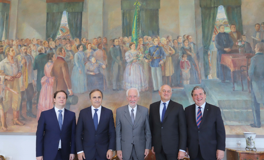 O vice-governador, Darci Piana recebeu a visita do Embaixador Extraordinário e Plenipotenciário da República Italiana no Brasil, Antonio Bernardini. Presentes: sub-secretário do Ministério das Relações Exteriores e Cooperação Internacional e senador, Ricardo Antonio Merlo; cônsul-Geral da República Italiana em Curitiba, Raffaelle Festa; entre outros.Curitiba, 12-11-19.Foto: Arnaldo Alves / AEN.