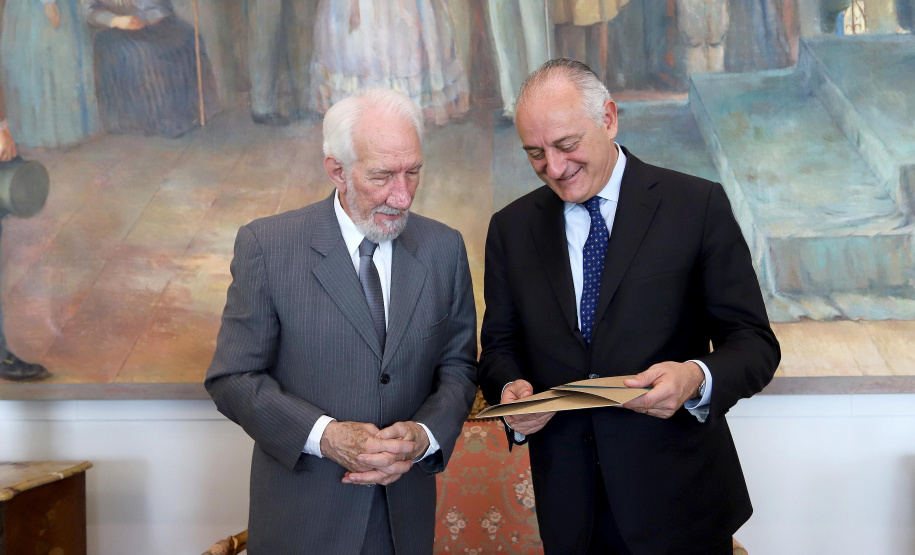 O vice-governador, Darci Piana recebeu a visita do Embaixador Extraordinário e Plenipotenciário da República Italiana no Brasil, Antonio Bernardini. Presentes: sub-secretário do Ministério das Relações Exteriores e Cooperação Internacional e senador, Ricardo Antonio Merlo; cônsul-Geral da República Italiana em Curitiba, Raffaelle Festa; entre outros.Curitiba, 12-11-19.Foto: Arnaldo Alves / AEN.