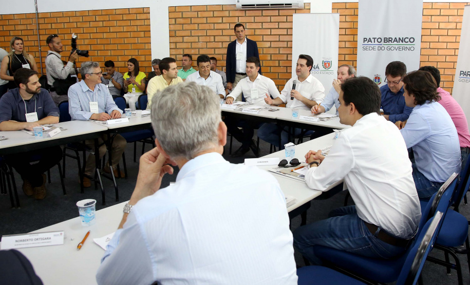 O Departamento de Trânsito do Paraná (Detran-PR) e a prefeitura de Pato Branco firmaram termo de compromisso para cooperação no trânsito. 
O termo de cooperação foi assinado nesta terça-feira (12), durante reunião do governador Carlos Massa Ratinho Junior com a equipe de secretários e dirigentes de autarquias e empresas públicas, realizada em Pato Branco, dentro da agenda da transferência da sede do governo para o município.