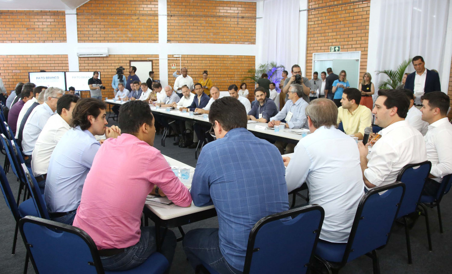 O Departamento de Trânsito do Paraná (Detran-PR) e a prefeitura de Pato Branco firmaram termo de compromisso para cooperação no trânsito. 
O termo de cooperação foi assinado nesta terça-feira (12), durante reunião do governador Carlos Massa Ratinho Junior com a equipe de secretários e dirigentes de autarquias e empresas públicas, realizada em Pato Branco, dentro da agenda da transferência da sede do governo para o município.