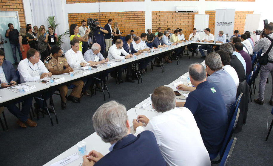 O Departamento de Trânsito do Paraná (Detran-PR) e a prefeitura de Pato Branco firmaram termo de compromisso para cooperação no trânsito. 
O termo de cooperação foi assinado nesta terça-feira (12), durante reunião do governador Carlos Massa Ratinho Junior com a equipe de secretários e dirigentes de autarquias e empresas públicas, realizada em Pato Branco, dentro da agenda da transferência da sede do governo para o município.