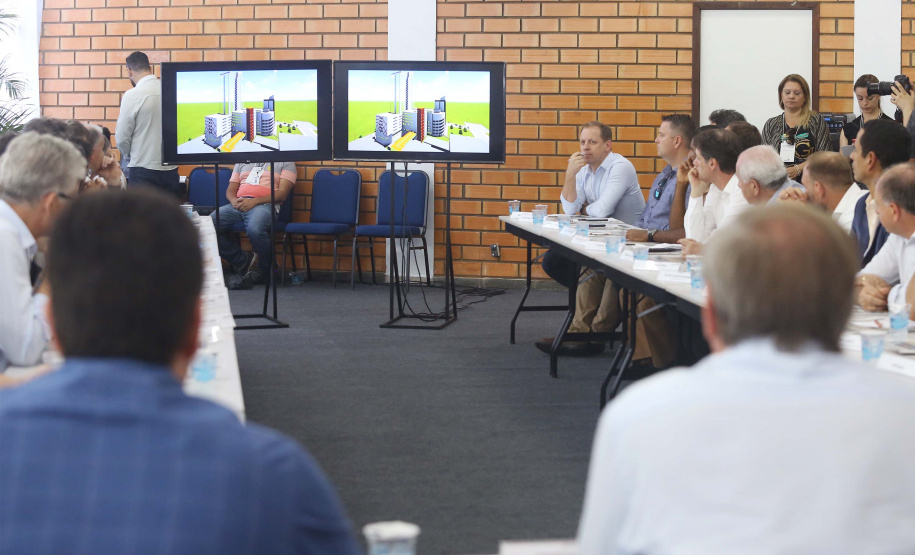 O Departamento de Trânsito do Paraná (Detran-PR) e a prefeitura de Pato Branco firmaram termo de compromisso para cooperação no trânsito. 
O termo de cooperação foi assinado nesta terça-feira (12), durante reunião do governador Carlos Massa Ratinho Junior com a equipe de secretários e dirigentes de autarquias e empresas públicas, realizada em Pato Branco, dentro da agenda da transferência da sede do governo para o município.
