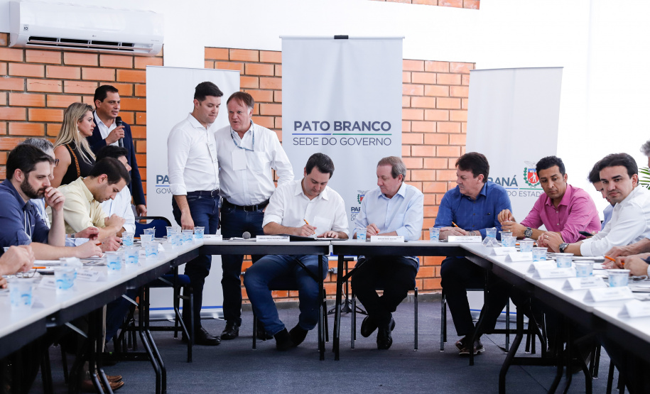 O Departamento de Trânsito do Paraná (Detran-PR) e a prefeitura de Pato Branco firmaram termo de compromisso para cooperação no trânsito. 
O termo de cooperação foi assinado nesta terça-feira (12), durante reunião do governador Carlos Massa Ratinho Junior com a equipe de secretários e dirigentes de autarquias e empresas públicas, realizada em Pato Branco, dentro da agenda da transferência da sede do governo para o município.