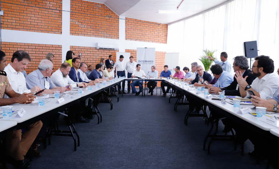 O Departamento de Trânsito do Paraná (Detran-PR) e a prefeitura de Pato Branco firmaram termo de compromisso para cooperação no trânsito. 
O termo de cooperação foi assinado nesta terça-feira (12), durante reunião do governador Carlos Massa Ratinho Junior com a equipe de secretários e dirigentes de autarquias e empresas públicas, realizada em Pato Branco, dentro da agenda da transferência da sede do governo para o município.