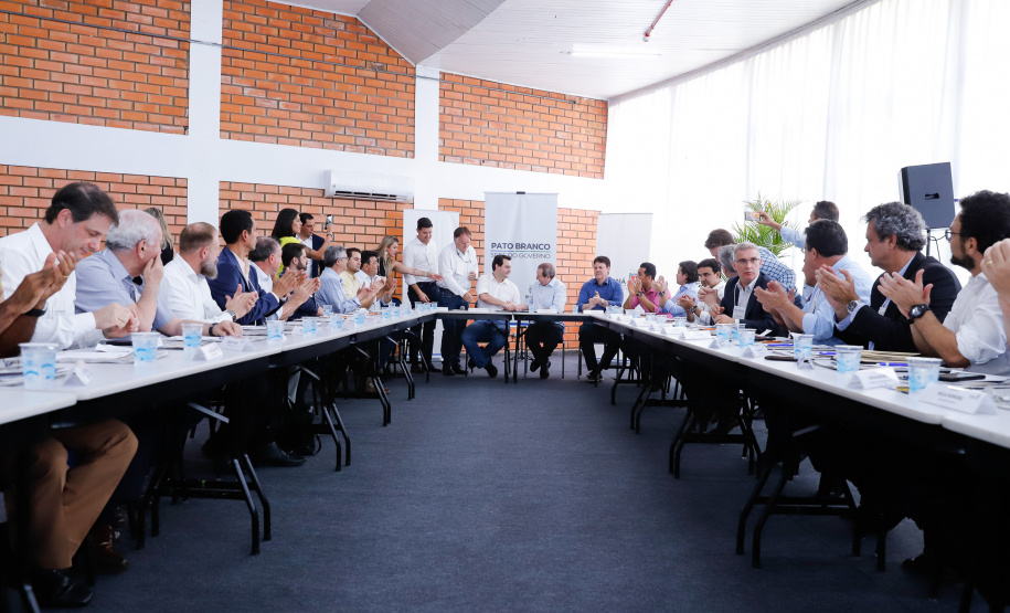 O Departamento de Trânsito do Paraná (Detran-PR) e a prefeitura de Pato Branco firmaram termo de compromisso para cooperação no trânsito. 
O termo de cooperação foi assinado nesta terça-feira (12), durante reunião do governador Carlos Massa Ratinho Junior com a equipe de secretários e dirigentes de autarquias e empresas públicas, realizada em Pato Branco, dentro da agenda da transferência da sede do governo para o município.