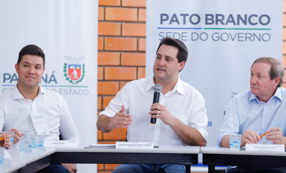 O Departamento de Trânsito do Paraná (Detran-PR) e a prefeitura de Pato Branco firmaram termo de compromisso para cooperação no trânsito. 
O termo de cooperação foi assinado nesta terça-feira (12), durante reunião do governador Carlos Massa Ratinho Junior com a equipe de secretários e dirigentes de autarquias e empresas públicas, realizada em Pato Branco, dentro da agenda da transferência da sede do governo para o município.