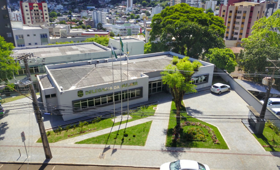 Pato Branco, no Sudoeste do Estado, ganhou uma nova sede da Delegacia da Mulher. O governador Carlos Massa Ratinho Junior inaugurou nesta terça-feira (12) o prédio em que a divisão especializada da Polícia Civil passa a funcionar. O espaço de 380 metros quadrados era utilizado pelo Fórum da cidade e foi repassado para a Secretaria de Estado da Segurança Pública. Foto: José Fernando Ogura/AEN