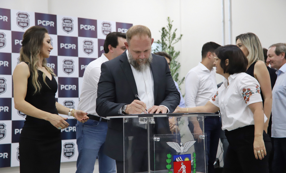 Pato Branco, no Sudoeste do Estado, ganhou uma nova sede da Delegacia da Mulher. O governador Carlos Massa Ratinho Junior inaugurou nesta terça-feira (12) o prédio em que a divisão especializada da Polícia Civil passa a funcionar. O espaço de 380 metros quadrados era utilizado pelo Fórum da cidade e foi repassado para a Secretaria de Estado da Segurança Pública. Foto: José Fernando Ogura/AEN