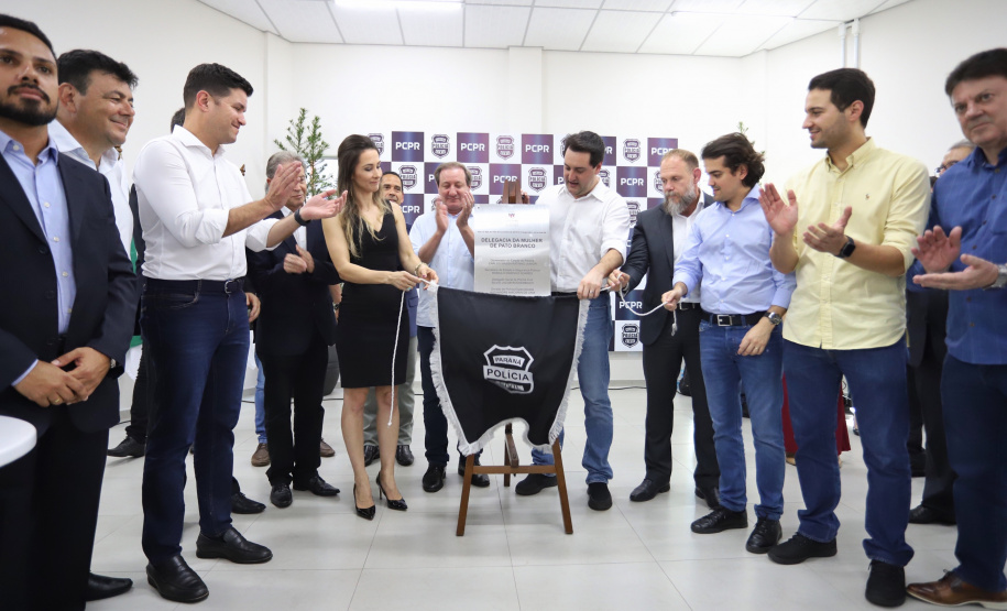 Pato Branco, no Sudoeste do Estado, ganhou uma nova sede da Delegacia da Mulher. O governador Carlos Massa Ratinho Junior inaugurou nesta terça-feira (12) o prédio em que a divisão especializada da Polícia Civil passa a funcionar. O espaço de 380 metros quadrados era utilizado pelo Fórum da cidade e foi repassado para a Secretaria de Estado da Segurança Pública. Foto: José Fernando Ogura/AEN