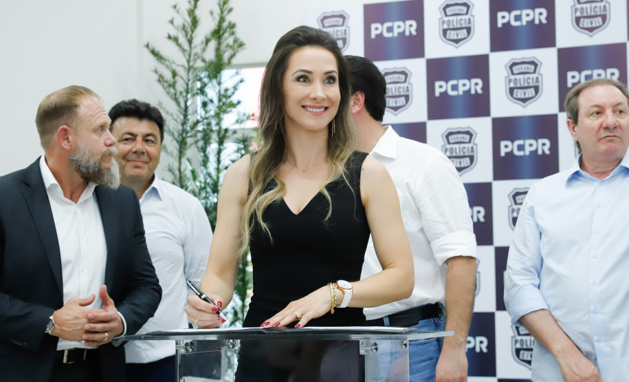 Pato Branco, no Sudoeste do Estado, ganhou uma nova sede da Delegacia da Mulher. O governador Carlos Massa Ratinho Junior inaugurou nesta terça-feira (12) o prédio em que a divisão especializada da Polícia Civil passa a funcionar. O espaço de 380 metros quadrados era utilizado pelo Fórum da cidade e foi repassado para a Secretaria de Estado da Segurança Pública.