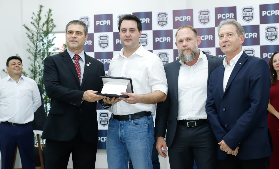 Pato Branco, no Sudoeste do Estado, ganhou uma nova sede da Delegacia da Mulher. O governador Carlos Massa Ratinho Junior inaugurou nesta terça-feira (12) o prédio em que a divisão especializada da Polícia Civil passa a funcionar. O espaço de 380 metros quadrados era utilizado pelo Fórum da cidade e foi repassado para a Secretaria de Estado da Segurança Pública.