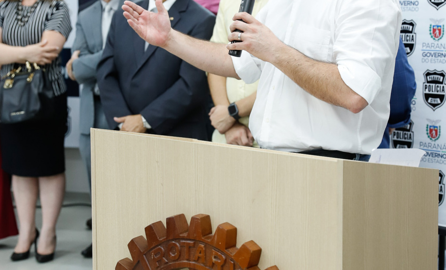 Pato Branco, no Sudoeste do Estado, ganhou uma nova sede da Delegacia da Mulher. O governador Carlos Massa Ratinho Junior inaugurou nesta terça-feira (12) o prédio em que a divisão especializada da Polícia Civil passa a funcionar. O espaço de 380 metros quadrados era utilizado pelo Fórum da cidade e foi repassado para a Secretaria de Estado da Segurança Pública.