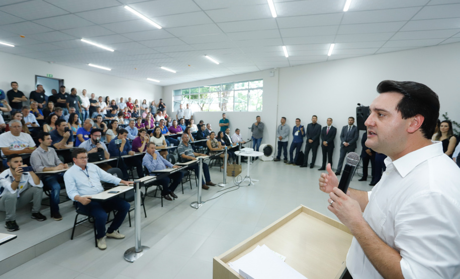 Pato Branco, no Sudoeste do Estado, ganhou uma nova sede da Delegacia da Mulher. O governador Carlos Massa Ratinho Junior inaugurou nesta terça-feira (12) o prédio em que a divisão especializada da Polícia Civil passa a funcionar. O espaço de 380 metros quadrados era utilizado pelo Fórum da cidade e foi repassado para a Secretaria de Estado da Segurança Pública.