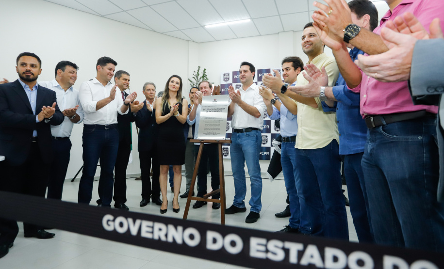 Pato Branco, no Sudoeste do Estado, ganhou uma nova sede da Delegacia da Mulher. O governador Carlos Massa Ratinho Junior inaugurou nesta terça-feira (12) o prédio em que a divisão especializada da Polícia Civil passa a funcionar. O espaço de 380 metros quadrados era utilizado pelo Fórum da cidade e foi repassado para a Secretaria de Estado da Segurança Pública.