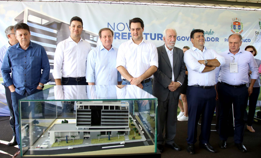 A prefeitura de Pato Branco, no Sudoeste do Paraná, ganhará uma nova sede. O Governo do Estado aportará R$ 20 milhões na obra, que deve ser licitada em 2020. Haverá contrapartida de R$ 6 milhões do município.

Nesta terça-feira (12), o governador Carlos Massa Ratinho Junior fez o lançamento da pedra fundamental do novo espaço.