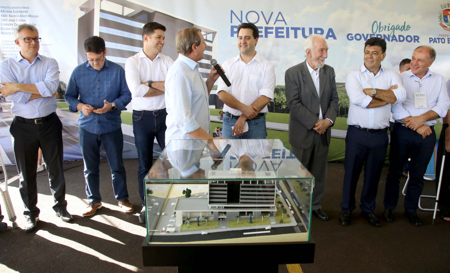 A prefeitura de Pato Branco, no Sudoeste do Paraná, ganhará uma nova sede. O Governo do Estado aportará R$ 20 milhões na obra, que deve ser licitada em 2020. Haverá contrapartida de R$ 6 milhões do município.

Nesta terça-feira (12), o governador Carlos Massa Ratinho Junior fez o lançamento da pedra fundamental do novo espaço.
