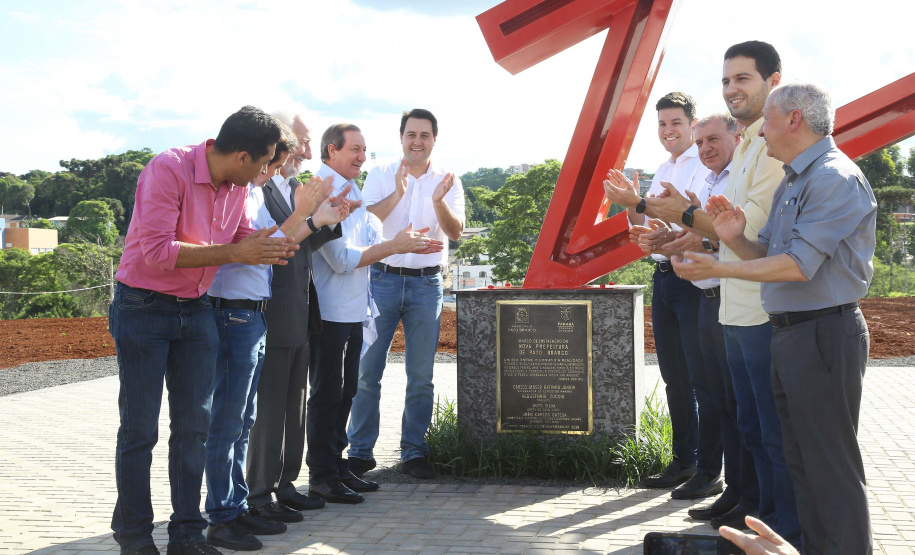 A prefeitura de Pato Branco, no Sudoeste do Paraná, ganhará uma nova sede. O Governo do Estado aportará R$ 20 milhões na obra, que deve ser licitada em 2020. Haverá contrapartida de R$ 6 milhões do município.

Nesta terça-feira (12), o governador Carlos Massa Ratinho Junior fez o lançamento da pedra fundamental do novo espaço.