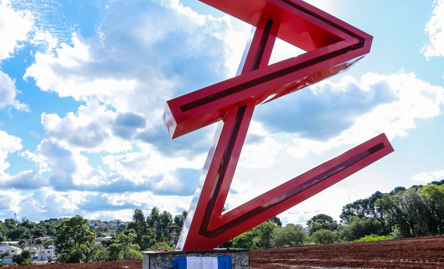 A prefeitura de Pato Branco, no Sudoeste do Paraná, ganhará uma nova sede. O Governo do Estado aportará R$ 20 milhões na obra, que deve ser licitada em 2020. Haverá contrapartida de R$ 6 milhões do município.

Nesta terça-feira (12), o governador Carlos Massa Ratinho Junior fez o lançamento da pedra fundamental do novo espaço.