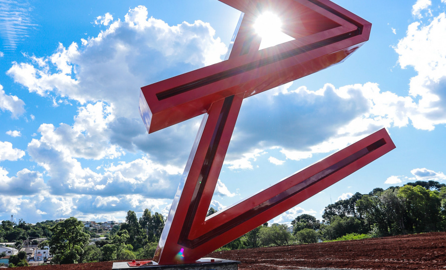 A prefeitura de Pato Branco, no Sudoeste do Paraná, ganhará uma nova sede. O Governo do Estado aportará R$ 20 milhões na obra, que deve ser licitada em 2020. Haverá contrapartida de R$ 6 milhões do município.

Nesta terça-feira (12), o governador Carlos Massa Ratinho Junior fez o lançamento da pedra fundamental do novo espaço.