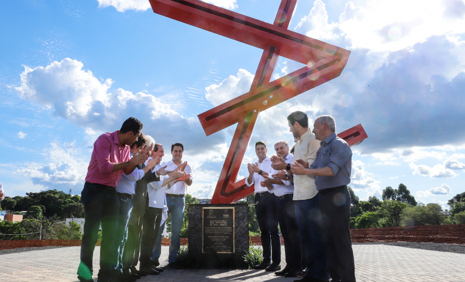 A prefeitura de Pato Branco, no Sudoeste do Paraná, ganhará uma nova sede. O Governo do Estado aportará R$ 20 milhões na obra, que deve ser licitada em 2020. Haverá contrapartida de R$ 6 milhões do município.

Nesta terça-feira (12), o governador Carlos Massa Ratinho Junior fez o lançamento da pedra fundamental do novo espaço.