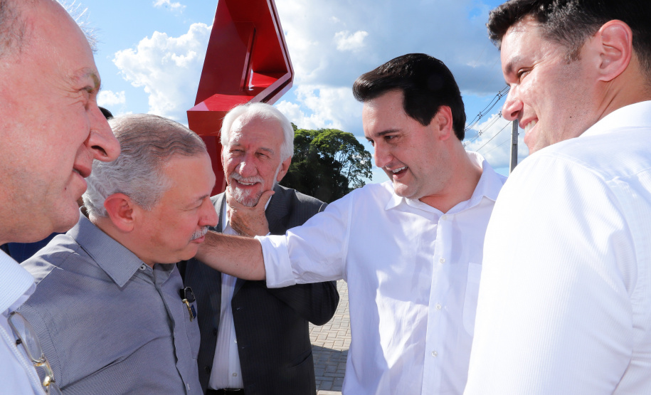 A prefeitura de Pato Branco, no Sudoeste do Paraná, ganhará uma nova sede. O Governo do Estado aportará R$ 20 milhões na obra, que deve ser licitada em 2020. Haverá contrapartida de R$ 6 milhões do município.

Nesta terça-feira (12), o governador Carlos Massa Ratinho Junior fez o lançamento da pedra fundamental do novo espaço.