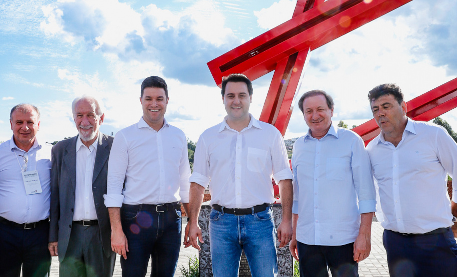 A prefeitura de Pato Branco, no Sudoeste do Paraná, ganhará uma nova sede. O Governo do Estado aportará R$ 20 milhões na obra, que deve ser licitada em 2020. Haverá contrapartida de R$ 6 milhões do município.

Nesta terça-feira (12), o governador Carlos Massa Ratinho Junior fez o lançamento da pedra fundamental do novo espaço.