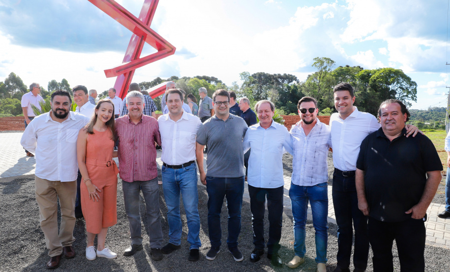 A prefeitura de Pato Branco, no Sudoeste do Paraná, ganhará uma nova sede. O Governo do Estado aportará R$ 20 milhões na obra, que deve ser licitada em 2020. Haverá contrapartida de R$ 6 milhões do município.

Nesta terça-feira (12), o governador Carlos Massa Ratinho Junior fez o lançamento da pedra fundamental do novo espaço.