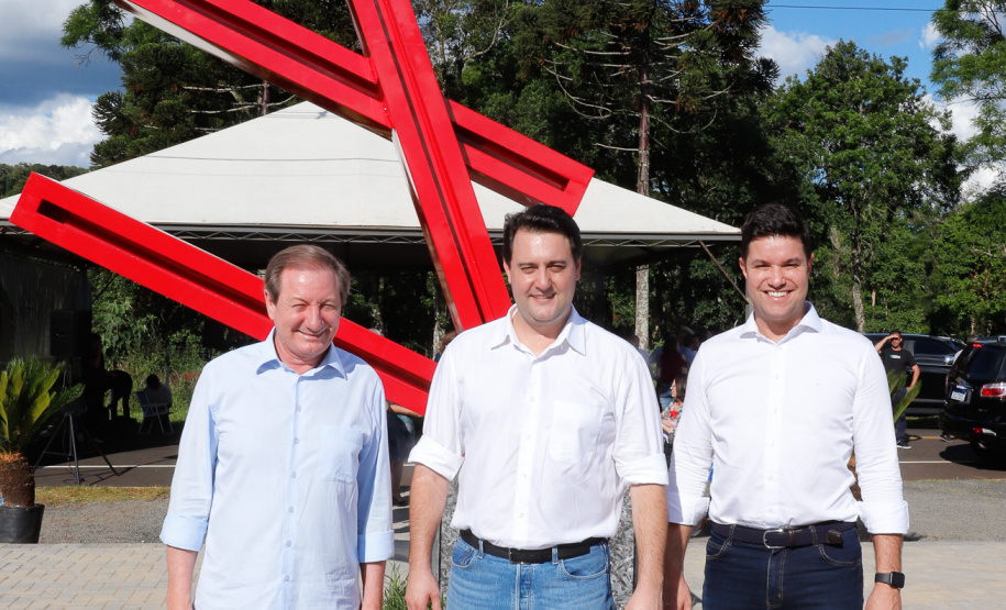 A prefeitura de Pato Branco, no Sudoeste do Paraná, ganhará uma nova sede. O Governo do Estado aportará R$ 20 milhões na obra, que deve ser licitada em 2020. Haverá contrapartida de R$ 6 milhões do município.

Nesta terça-feira (12), o governador Carlos Massa Ratinho Junior fez o lançamento da pedra fundamental do novo espaço.