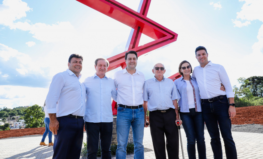 A prefeitura de Pato Branco, no Sudoeste do Paraná, ganhará uma nova sede. O Governo do Estado aportará R$ 20 milhões na obra, que deve ser licitada em 2020. Haverá contrapartida de R$ 6 milhões do município.

Nesta terça-feira (12), o governador Carlos Massa Ratinho Junior fez o lançamento da pedra fundamental do novo espaço.