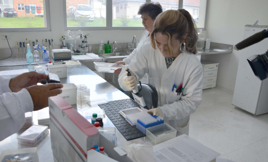 O Centro de Diagnóstico Marcos Enrietti, vinculado à Agência de Defesa Agropecuária do Paraná (Adapar), trabalha como apoio à defesa agropecuária do Paraná e realiza aproximadamente 100 mil exames por ano. Eles ajudam a manter a saúde animal e a sanidade vegetal de boa parte dos produtos consumidos no País e exportados.Foto: Divulgação/SEAB