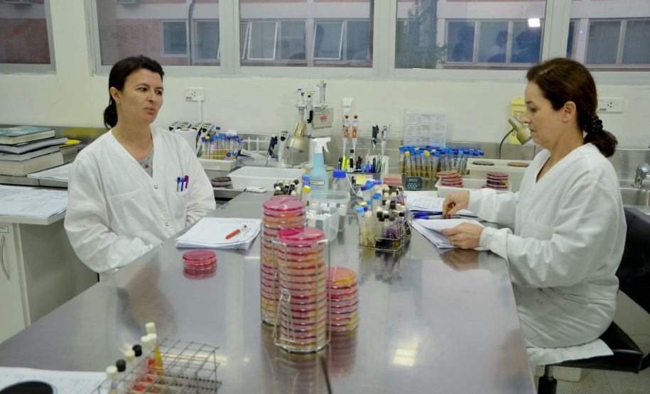 O Centro de Diagnóstico Marcos Enrietti, vinculado à Agência de Defesa Agropecuária do Paraná (Adapar), trabalha como apoio à defesa agropecuária do Paraná e realiza aproximadamente 100 mil exames por ano. Eles ajudam a manter a saúde animal e a sanidade vegetal de boa parte dos produtos consumidos no País e exportados.Foto: Divulgação/SEAB