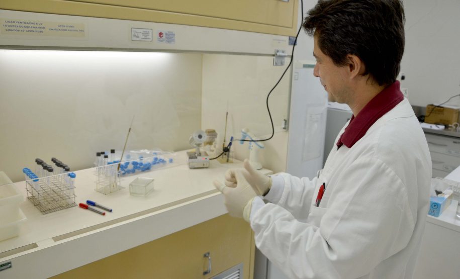 O Centro de Diagnóstico Marcos Enrietti, vinculado à Agência de Defesa Agropecuária do Paraná (Adapar), trabalha como apoio à defesa agropecuária do Paraná e realiza aproximadamente 100 mil exames por ano. Eles ajudam a manter a saúde animal e a sanidade vegetal de boa parte dos produtos consumidos no País e exportados.Foto: Divulgação/SEAB