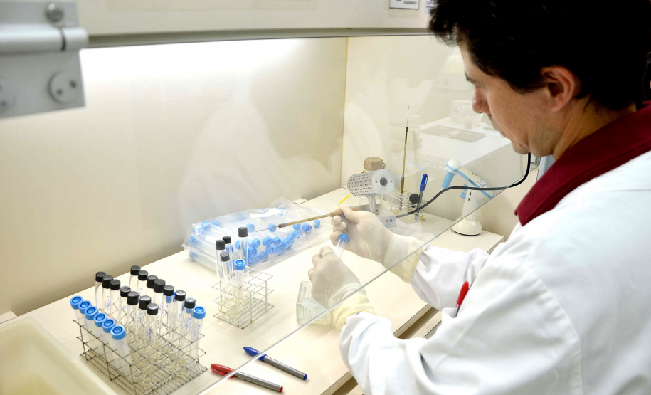 O Centro de Diagnóstico Marcos Enrietti, vinculado à Agência de Defesa Agropecuária do Paraná (Adapar), trabalha como apoio à defesa agropecuária do Paraná e realiza aproximadamente 100 mil exames por ano. Eles ajudam a manter a saúde animal e a sanidade vegetal de boa parte dos produtos consumidos no País e exportados.Foto: Divulgação/SEAB