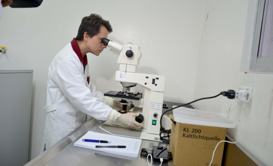 O Centro de Diagnóstico Marcos Enrietti, vinculado à Agência de Defesa Agropecuária do Paraná (Adapar), trabalha como apoio à defesa agropecuária do Paraná e realiza aproximadamente 100 mil exames por ano. Eles ajudam a manter a saúde animal e a sanidade vegetal de boa parte dos produtos consumidos no País e exportados.Foto: Divulgação/SEAB