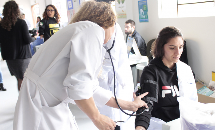 Servidores do Depen-PR de todo o Estado participam da 4ª Semana de Saúde do Trabalhador do Sistema Penitenciário. Com exames preventivos, palestras e bate-papos sobre a importância do cuidado com a saúde, o evento acontece até esta quarta-feira (13), Dia do Agente Penitenciário. As atividades foram abertas nesta terça (12), no Centro de Integração Social (CIS), em Piraquara. Foto: Divulgação/SESP