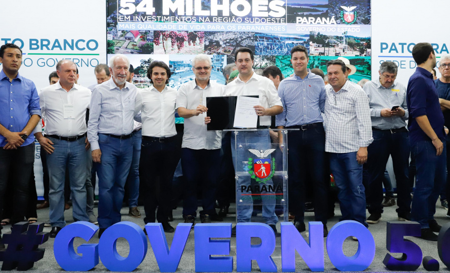 O governador Carlos Massa Ratinho Junior assinou nesta quarta-feira (13), em Pato Branco, no Sudoeste do Paraná, a liberação de R$ 54 milhões para municípios da região. O encontro com os prefeitos fez parte da agenda de transferência da sede do Executivo Estadual para o município.