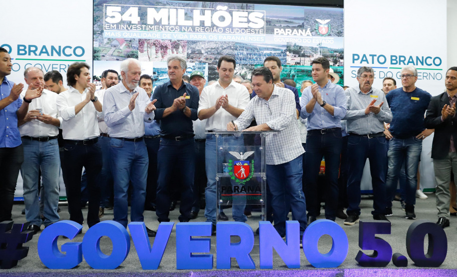 O governador Carlos Massa Ratinho Junior assinou nesta quarta-feira (13), em Pato Branco, no Sudoeste do Paraná, a liberação de R$ 54 milhões para municípios da região. O encontro com os prefeitos fez parte da agenda de transferência da sede do Executivo Estadual para o município.