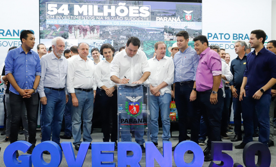 O governador Carlos Massa Ratinho Junior assinou nesta quarta-feira (13), em Pato Branco, no Sudoeste do Paraná, a liberação de R$ 54 milhões para municípios da região. O encontro com os prefeitos fez parte da agenda de transferência da sede do Executivo Estadual para o município.