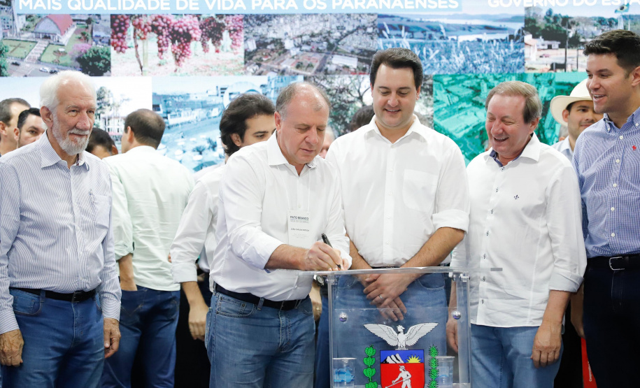 O governador Carlos Massa Ratinho Junior assinou nesta quarta-feira (13), em Pato Branco, no Sudoeste do Paraná, a liberação de R$ 54 milhões para municípios da região. O encontro com os prefeitos fez parte da agenda de transferência da sede do Executivo Estadual para o município.