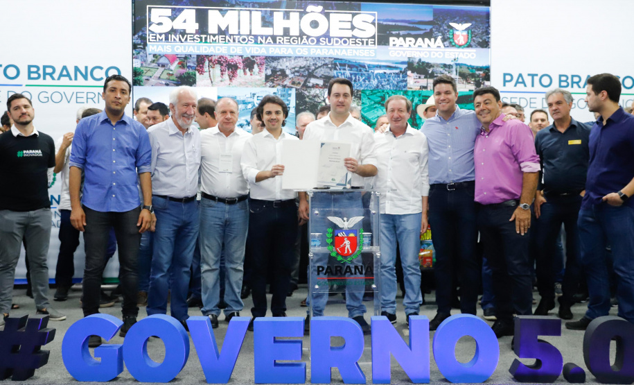 O governador Carlos Massa Ratinho Junior assinou nesta quarta-feira (13), em Pato Branco, no Sudoeste do Paraná, a liberação de R$ 54 milhões para municípios da região. O encontro com os prefeitos fez parte da agenda de transferência da sede do Executivo Estadual para o município.
