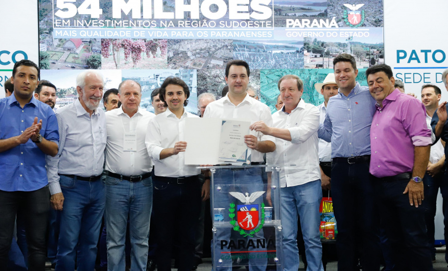O governador Carlos Massa Ratinho Junior assinou nesta quarta-feira (13), em Pato Branco, no Sudoeste do Paraná, a liberação de R$ 54 milhões para municípios da região. O encontro com os prefeitos fez parte da agenda de transferência da sede do Executivo Estadual para o município.